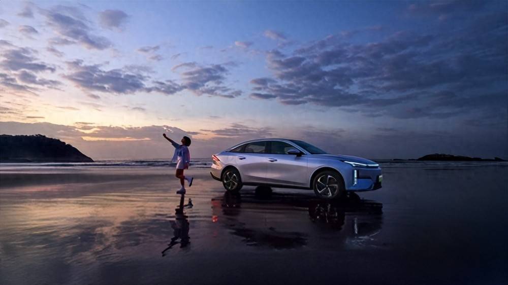 L6 EM-i户外出行不用愁冰球突破露营党的全能座驾银河(图3) L6 EM-i户外出行不用愁冰球突破露营党的全能座驾银河(图3)